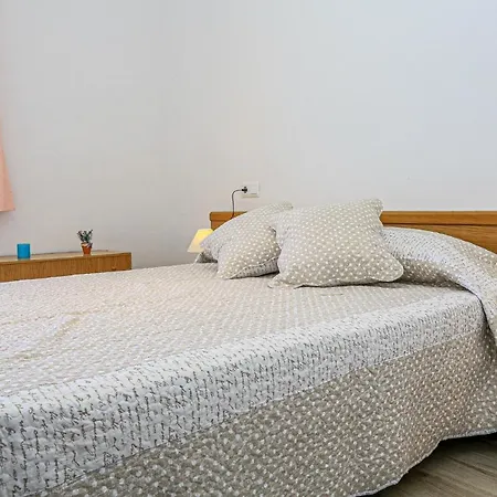Set Pins - Only Families Apartment Cambrils