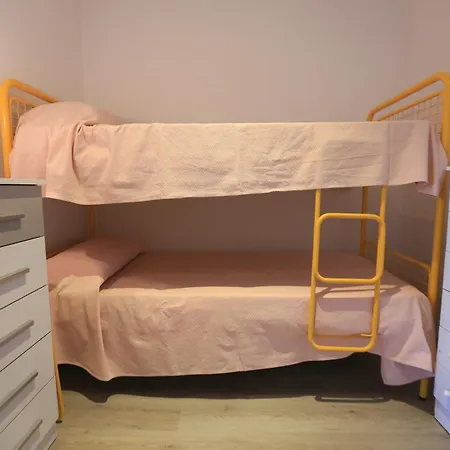 Set Pins - Only Families Apartment Cambrils